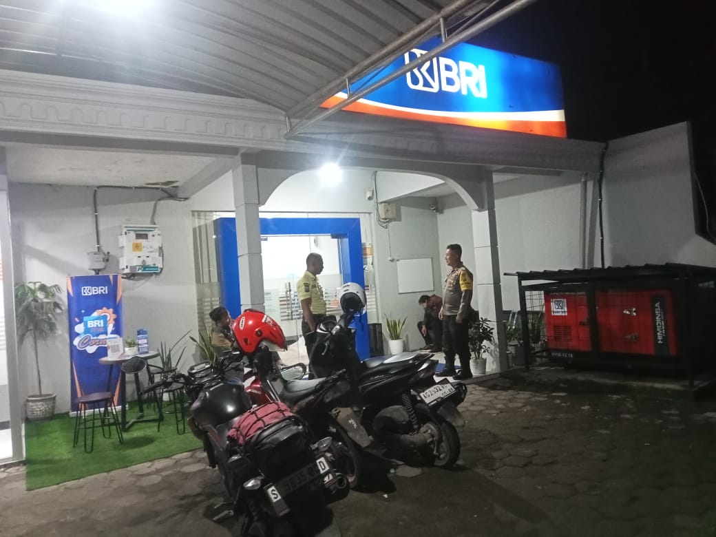 Persempit Gerak Pelaku Kejahatan di Bulan Suci Ramadhan , Patroli Polsek Jatikalen Sambangi Bank BRI Unit Jatikalen