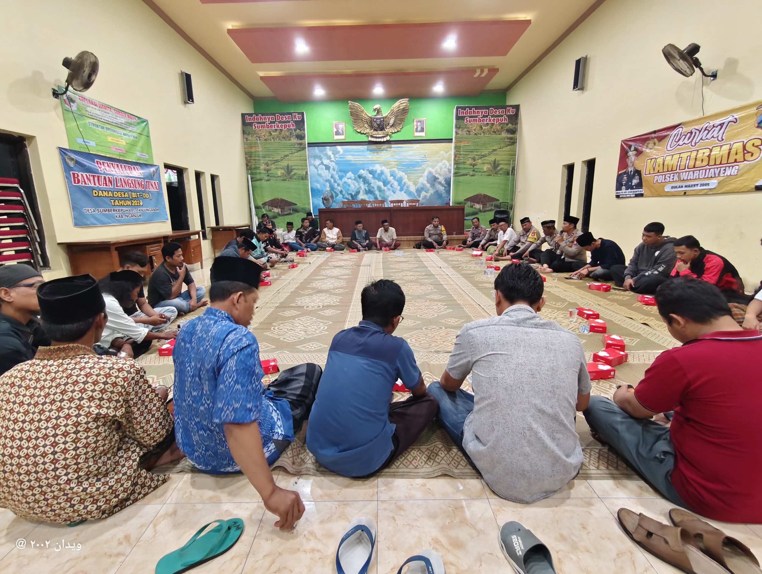 Curhat Kamtibmas, Kapolsek Warujayeng Ajak Warga Sumberkepuh Jaga Kondusifitas