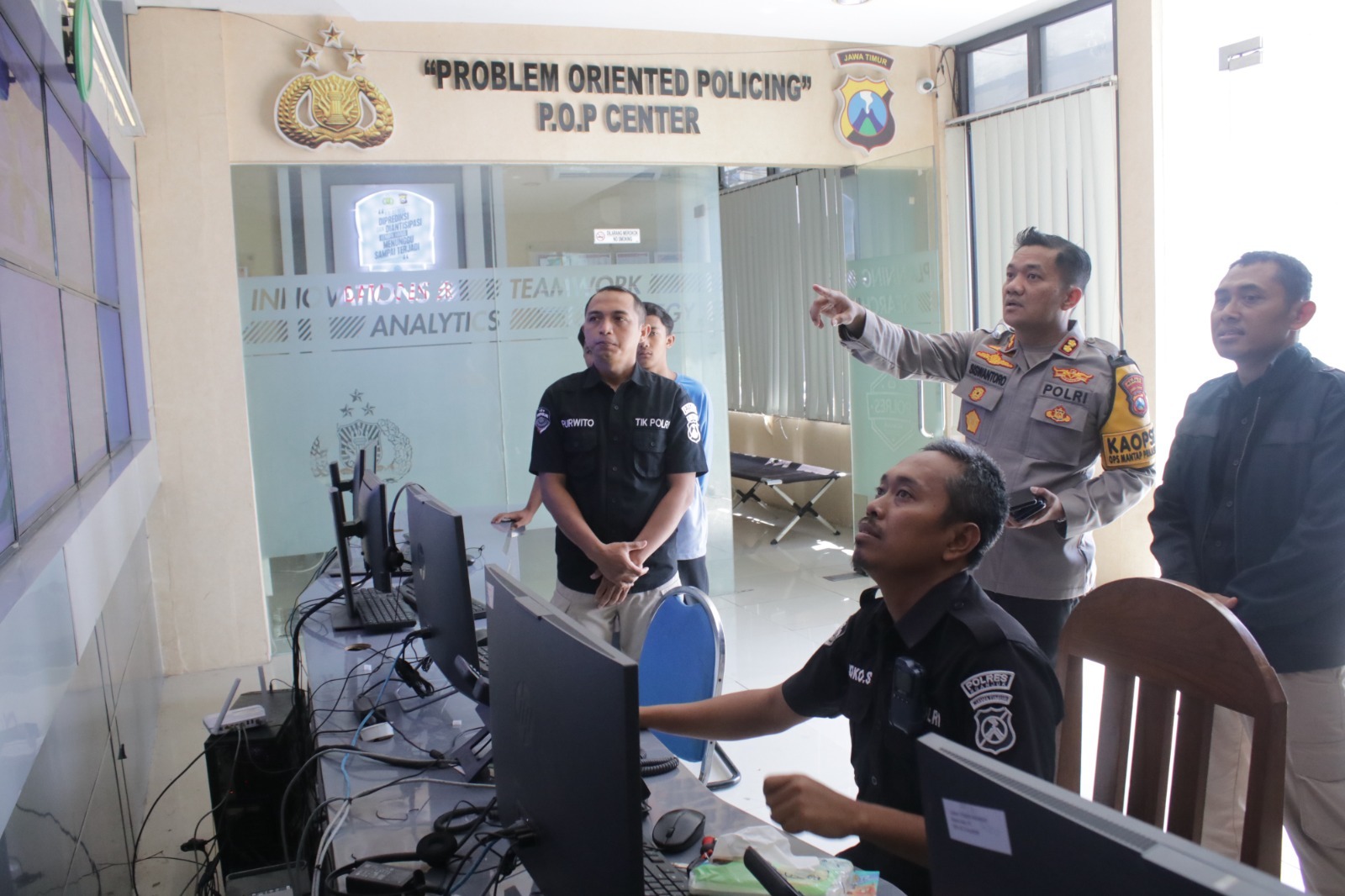 Optimalkan Keamanan, Kapolres Nganjuk Cek CCTV Command Center dan Layanan Publik