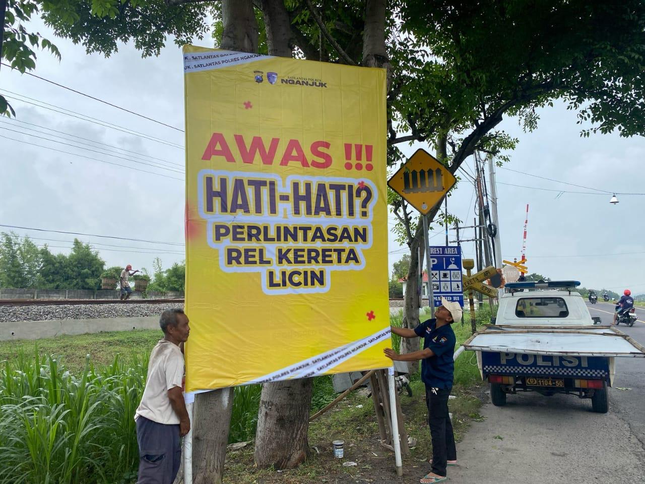 Mudik Aman, Keluarga Nyaman, Polres Nganjuk Pasang Rambu Peringatan dan Imbauan di Jalur Mudik