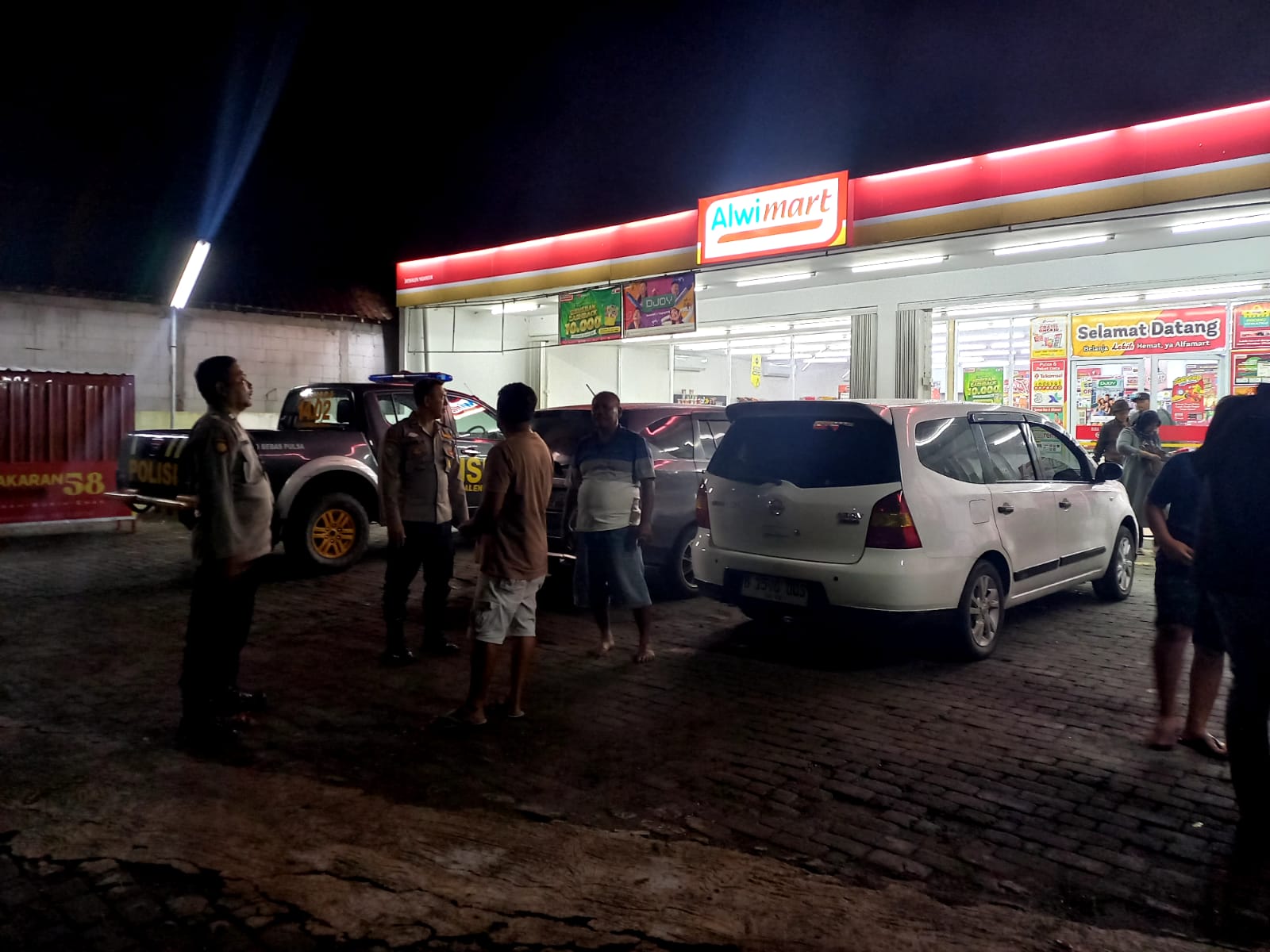 Polsek Jatikalen Patroli Ke Toko Alwi Mart Jatikalen, Ingatkan Karyawan dan Pengunjung Waspada dengan kejahatan