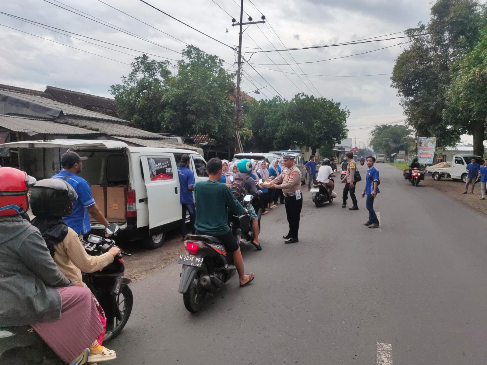 Jelang Buka Puasa, Polsek Warujayeng Beri Pengamanan Giat Bagi Takjil