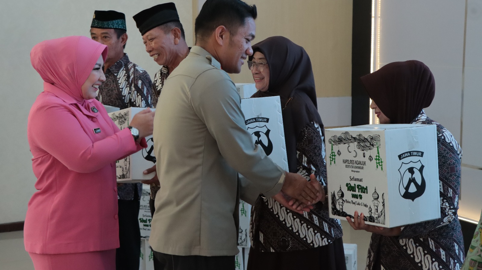 Polres Nganjuk Bagikan 1.618 Paket Parcel Lebaran untuk Anggota dan Masyarakat