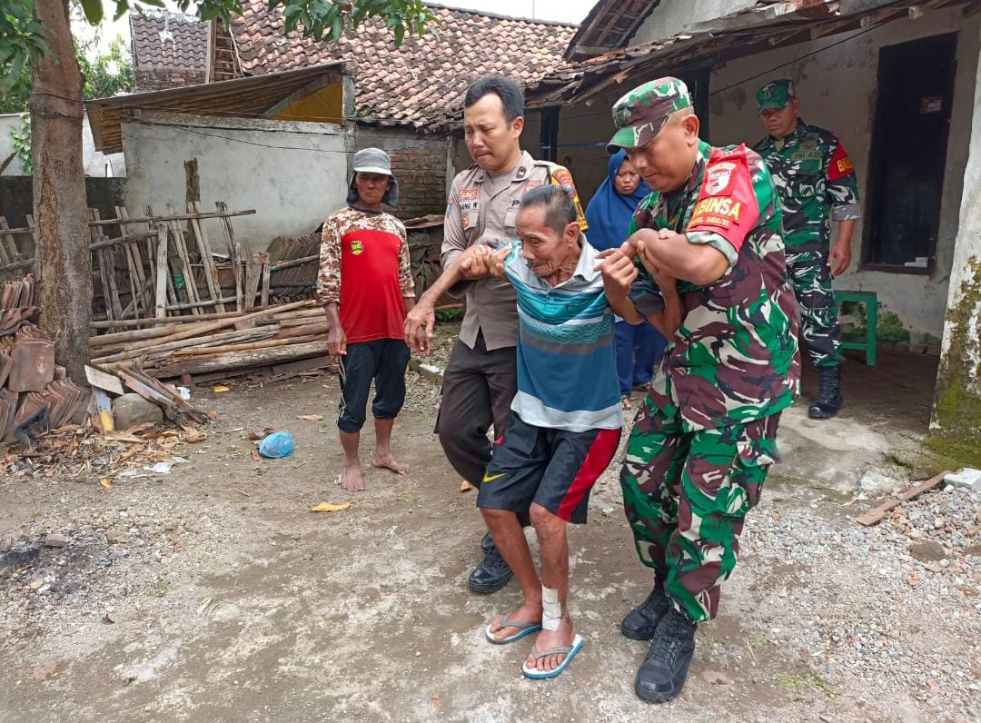 Bhabinkamtibmas Polsek Nganjuk Kota Bersama 4 Pilar Dampingi Warga Werungotok Berobat ke RSUD Nganjuk