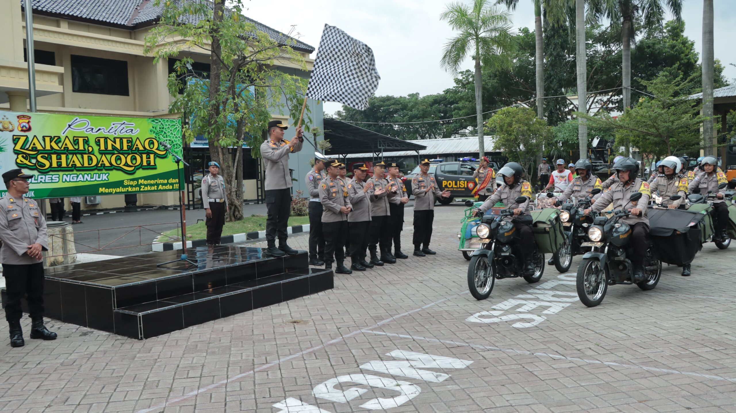 Polres Nganjuk Antar Zakat Fitrah ke Pelosok dengan Motor Bhabinkamtibmas