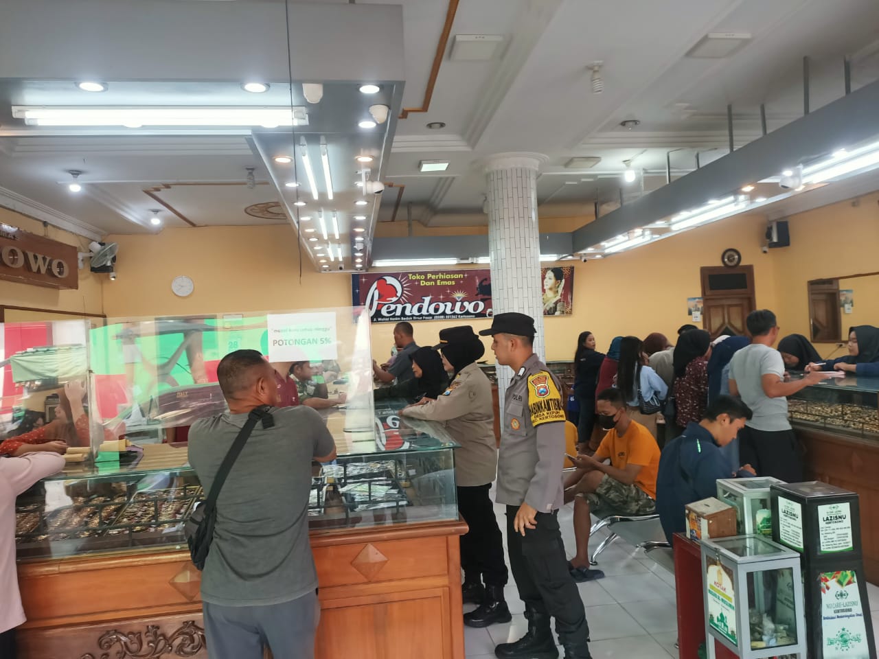 Kanit Binmas Polsek Kertosono Berikan Himbauan Kamtibmas Saat Patroli Toko Emas