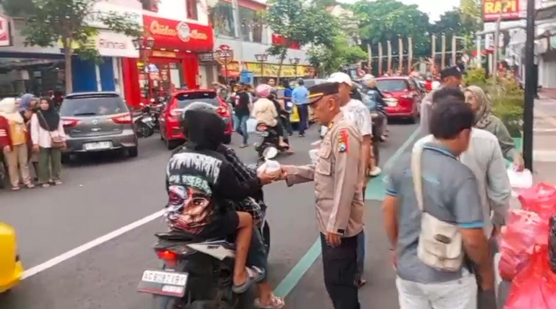 Sinergi Humas Polres dan MIO Nganjuk, Ratusan Takjil Dibagikan untuk Pengguna Jalan