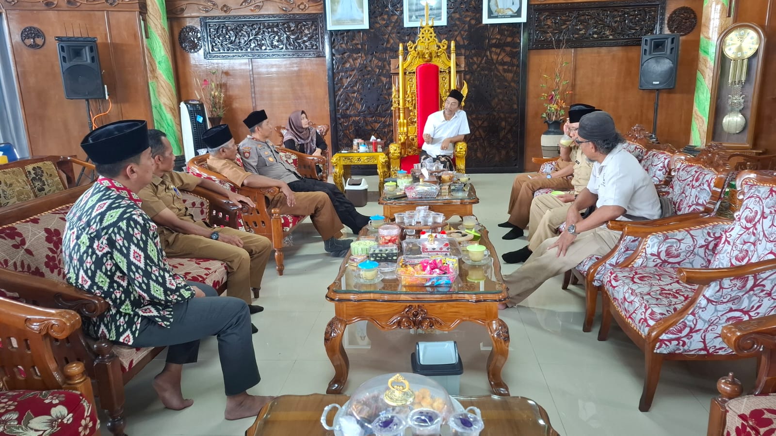 Kapolsek Warujayeng Bersama Forpimcam Silaturahmi ke Kediaman Pengasuh POMOSDA