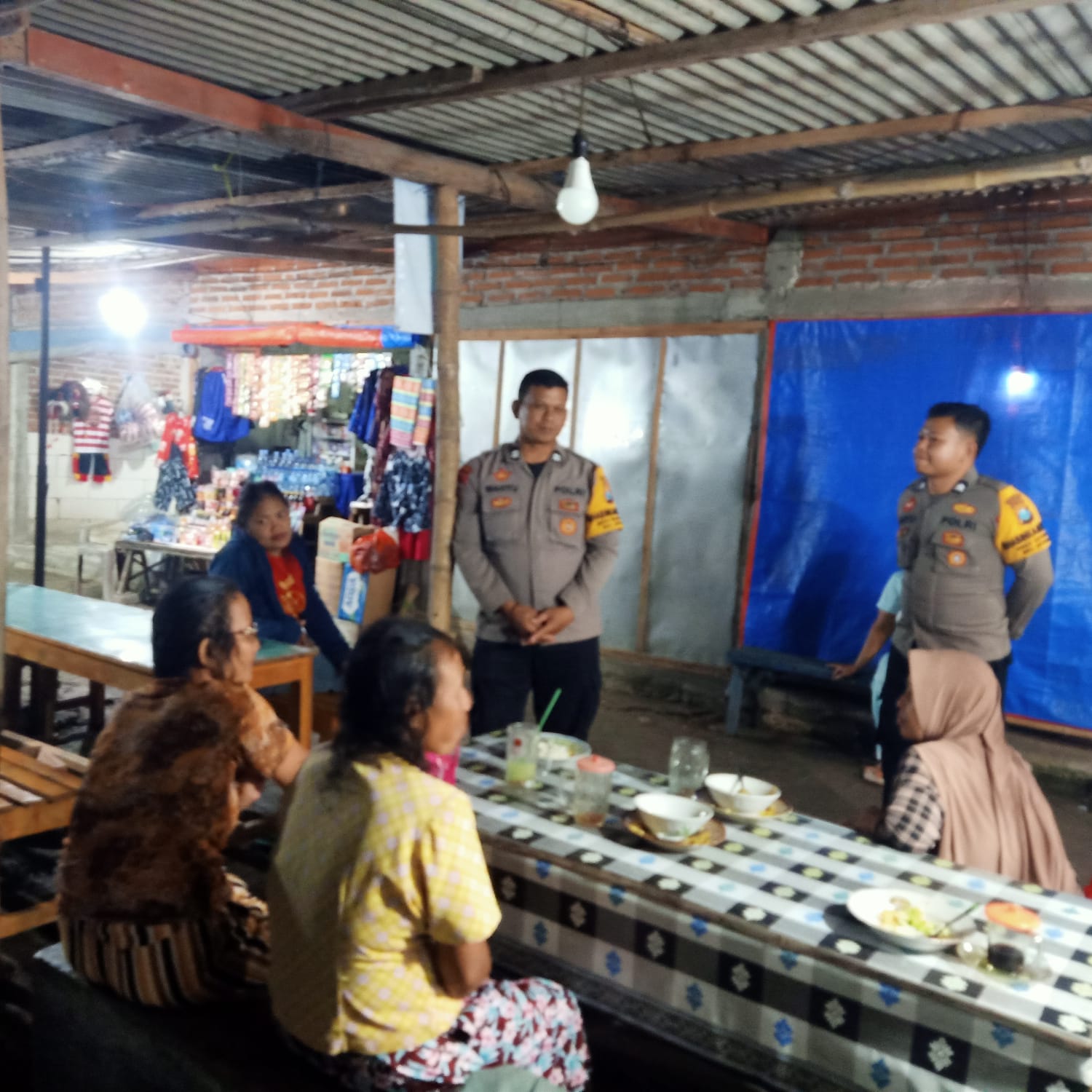 Patroli Dialogis Malam Hari Polsek Jatikalen Dengan Warga Masih Desa Gondang wetan