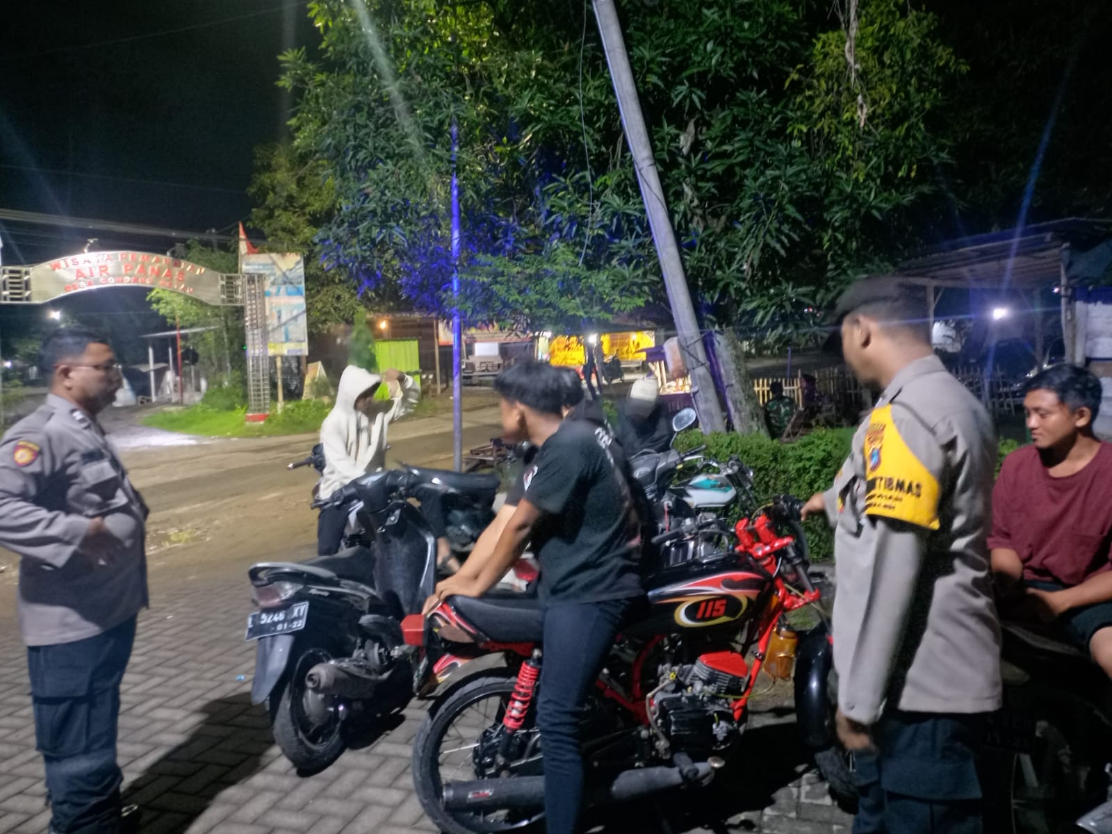 Patroli Malam Hari, Kspkt Polsek Jatikalen Ajak Pemuda Aktif Jaga Kamtibmas