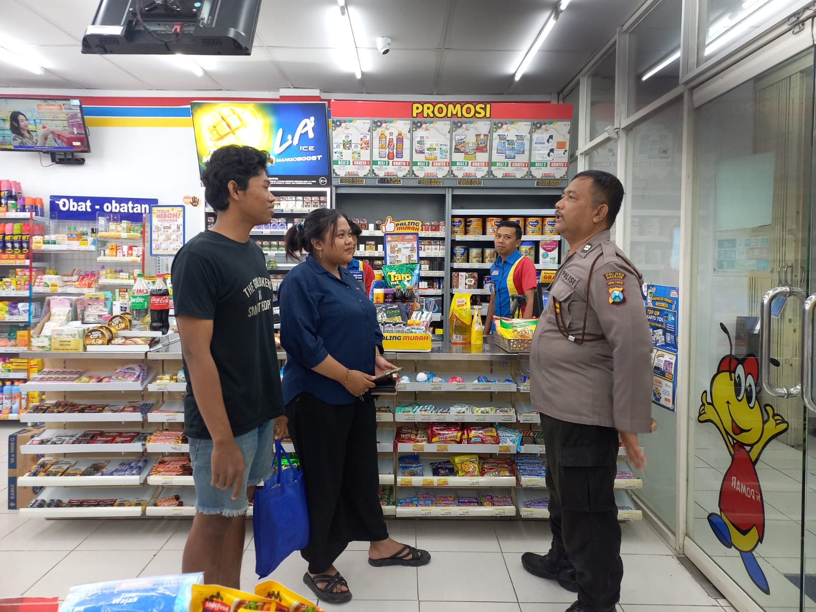Polsek Jatikalen Patroli Ke Indomaret Jatikalen, Ingatkan Karyawan dan Pengunjung Waspada dengan kejahatan