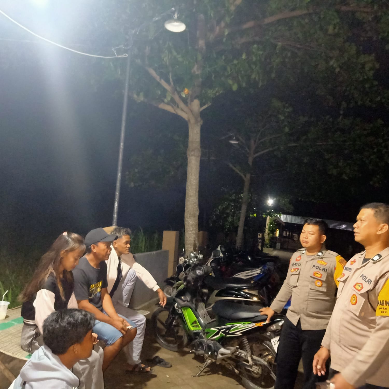 Brikan Rasa Aman, Polsek Jatikalen Gelar Patroli Dialogis dengan Pemuda Di Malam Hari