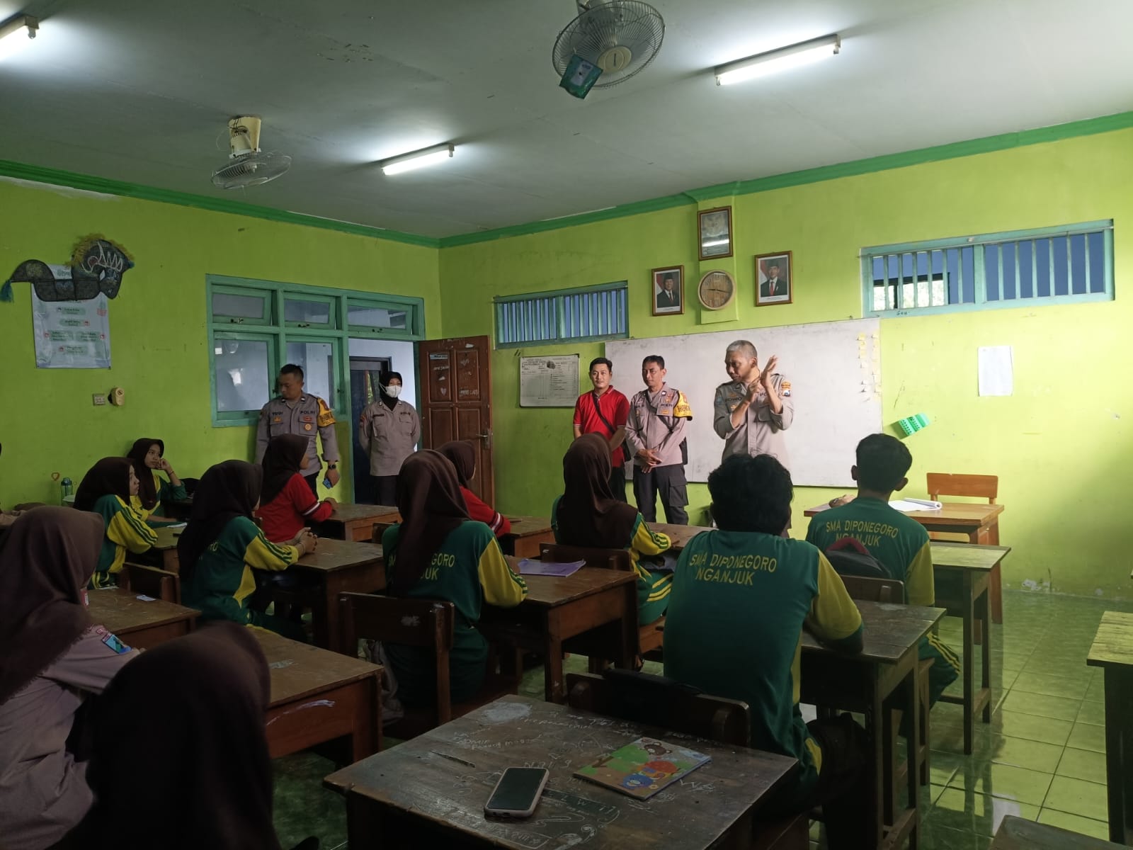 Unit Binmas Polsek Nganjuk Kota Sosialisasikan Bahaya Kenakalan Remaja di SMA Diponegoro