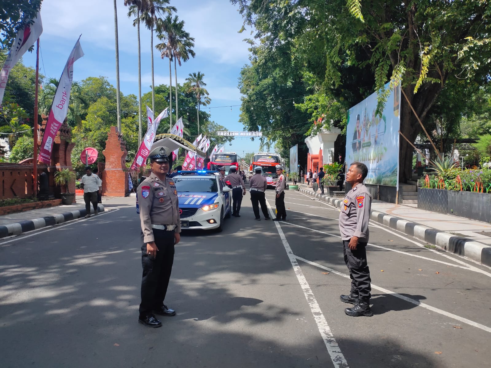 Personel Polsek Nganjuk Kota Amankan Arus Balik Mudik Gratis 2025 yang Digelar Pemkab Nganjuk