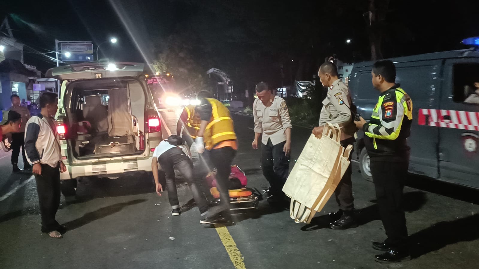 Anggota Pos Pam Operasi Ketupat Barong Evakuasi Korban Kecelakaan ke RSD Kertosono