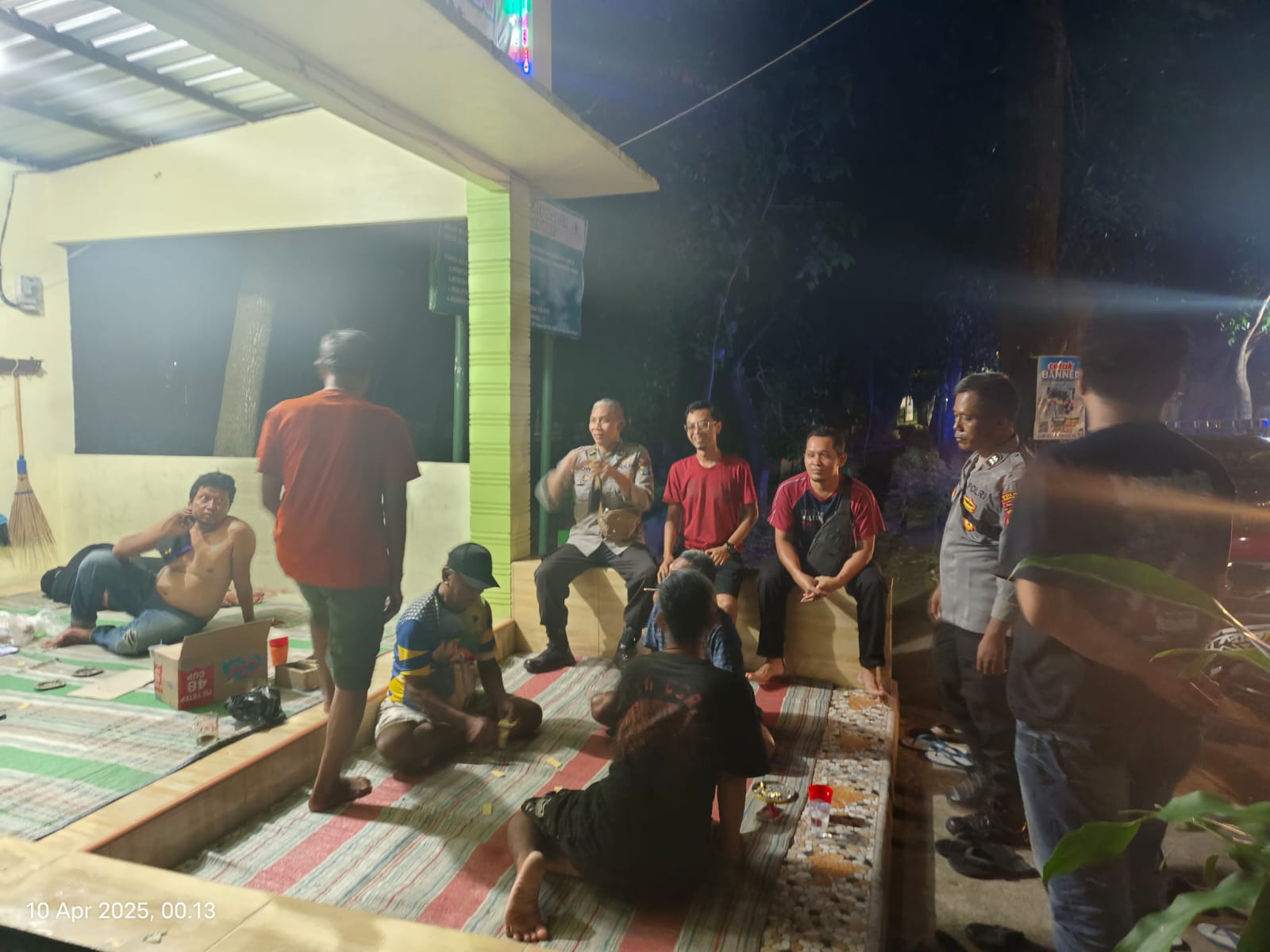 Cegah Kriminalitas Dini Hari, Polsek Nganjuk Kota Gelar Cangkrukan Kamtibmas Bersama Warga Kartoharjo