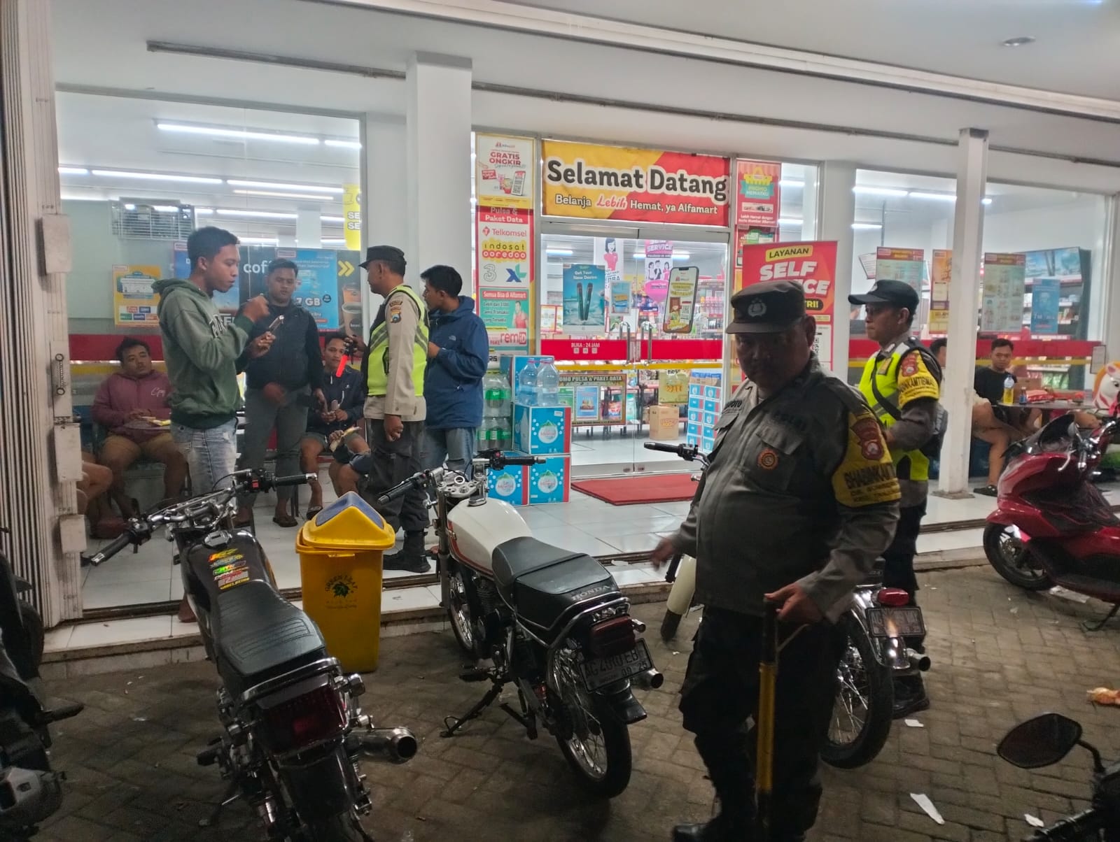 Patroli Polsek Warujayeng Himbau Pemuda di Emperan Toko untuk Hindari Aksi Balap Liar
