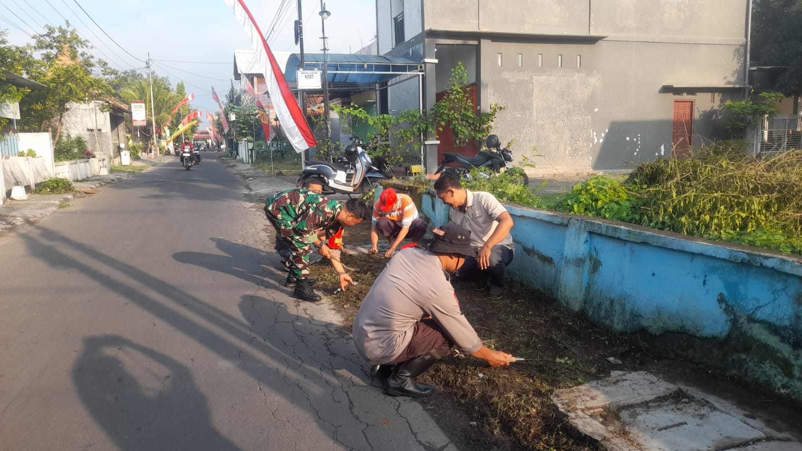 Polsek Nganjuk Kota Turut Serta dalam Kerja Bhakti Serentak Peringati Hari Jadi Nganjuk ke-1088