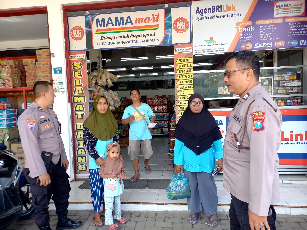 Patroli ke Minimarket Mama Personil Polsek Jatikalen Berikan Himbauan Dan Pesan Kamtibmas
