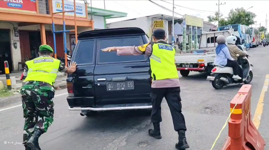 Petugas Pengaman Operasi Ketupat Semeru 2025 Pos Barong Evakuasi Mobil Mogok