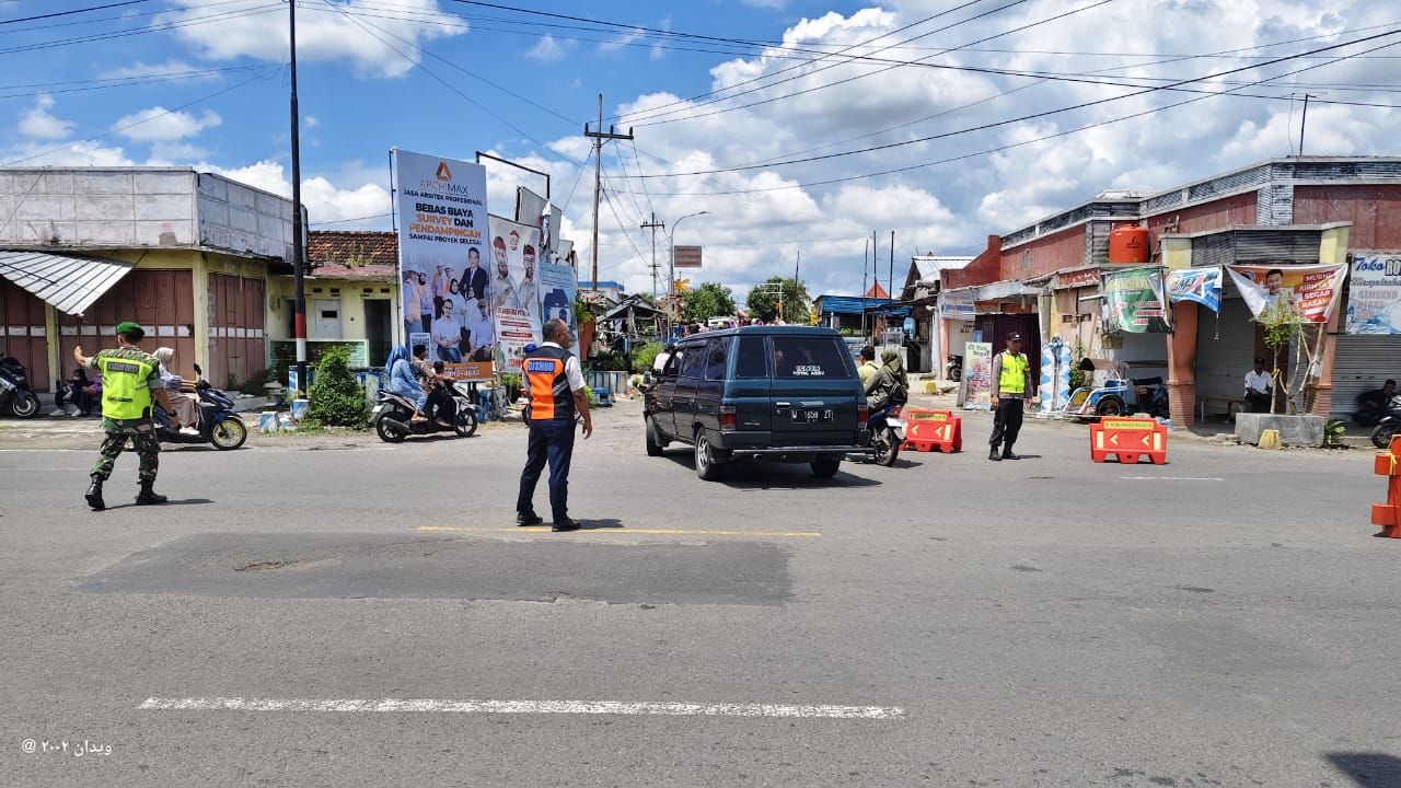 Personel Pos Pengamanan Ops Ketupat Barong Lakukan Pengaturan Lalu Lintas