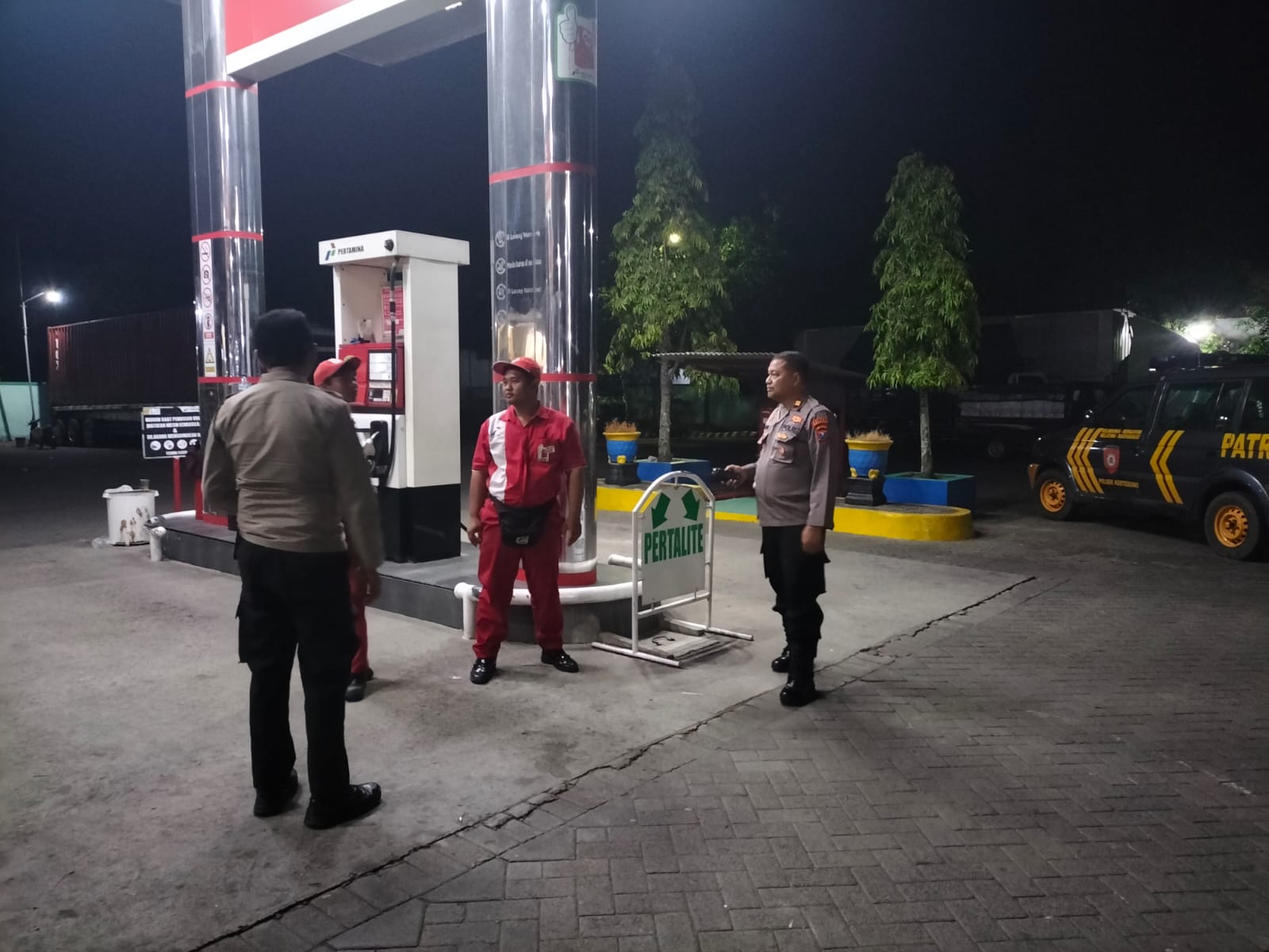 Patroli Samapta Polsek Kertosono Berikan Himbauan Kamtibmas saat Patroli di SPBU
