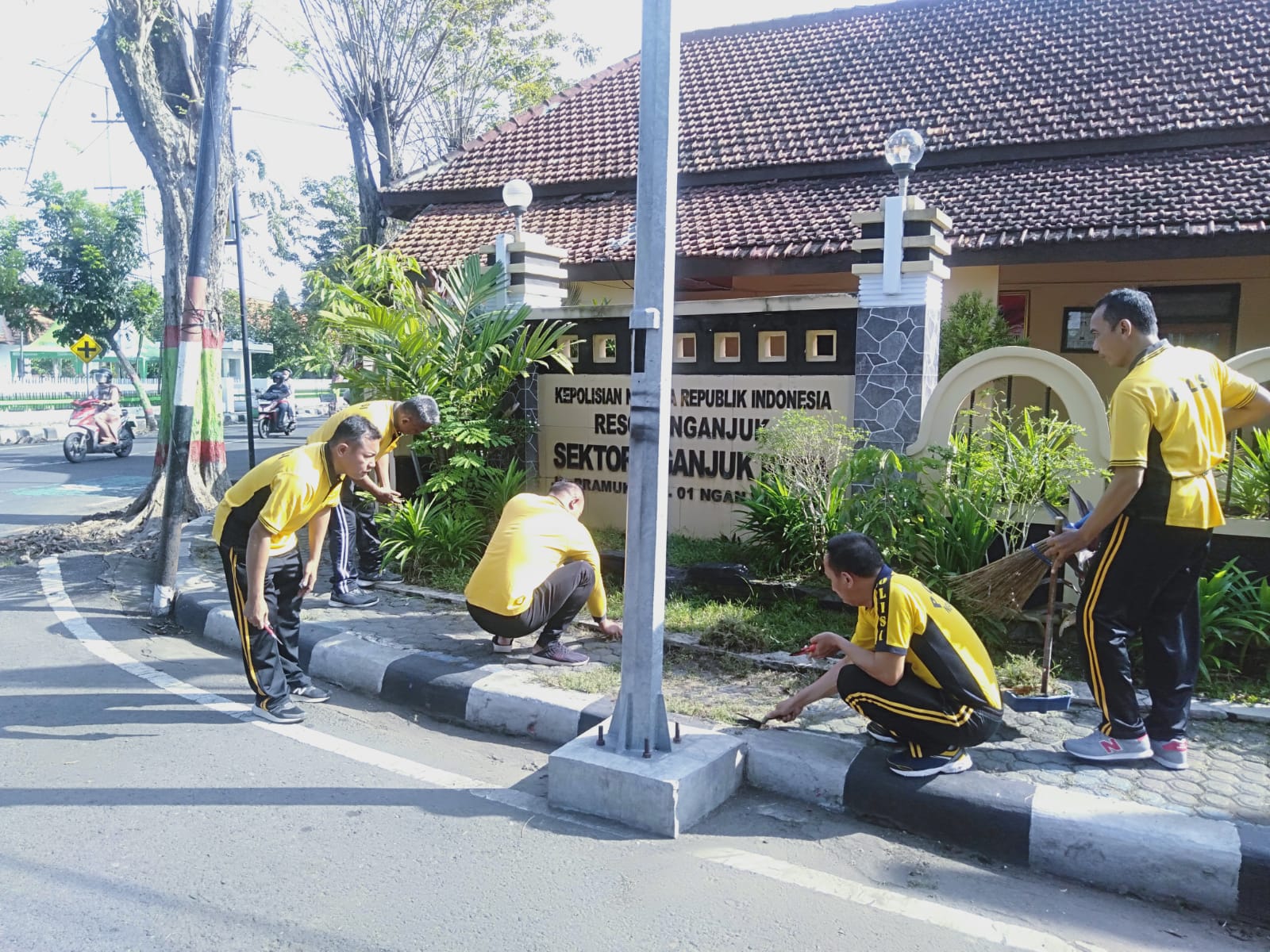 Kapolsek Nganjuk Kota Pimpin Kerja Bakti Serentak Sambut Hari Jadi Nganjuk ke-1088
