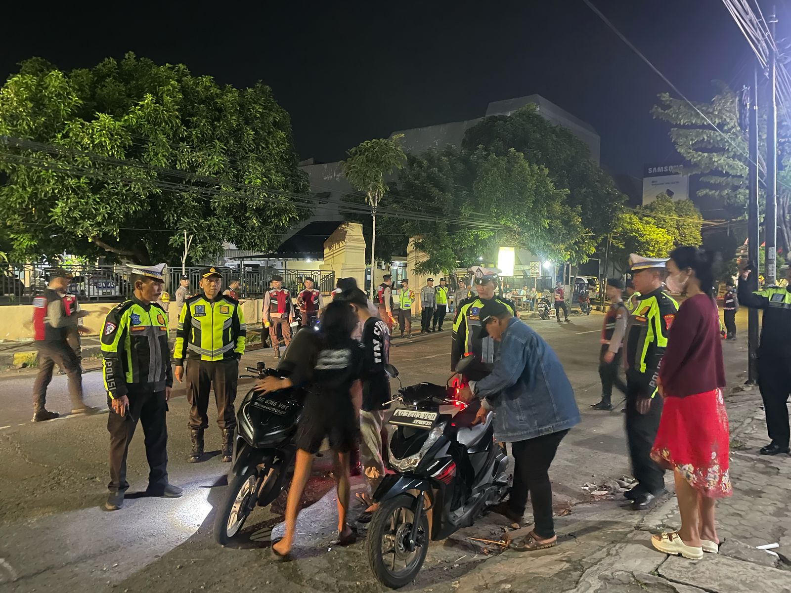 Ciptakan Situasi Kondusif, Kapolsek Warujayeng Pimpin Anggota Razia SREG