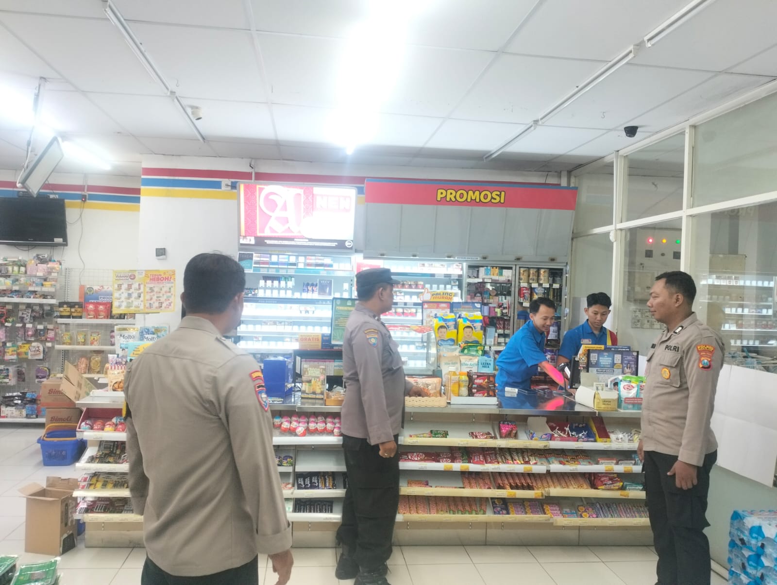 Patroli ke Minimarket, Polsek Warujayeng Tekankan Masyarakat Selalu Waspada Gangguan Kamtibmas