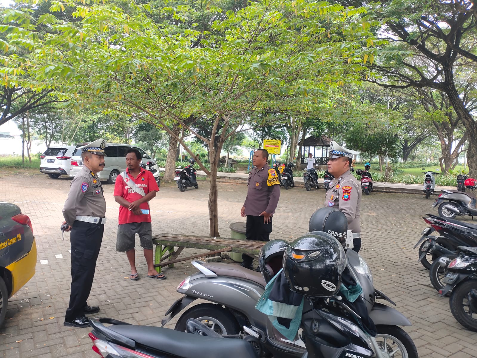 Polsek Nganjuk Kota Gelar Patroli Harkamtibmas, Imbau Juru Parkir Waspadai Curanmor di Taman Pandan Wilis