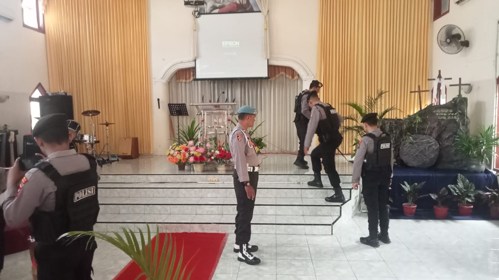 Polsek Nganjuk Kota Amankan Ibadah Jumat Agung di Gereja-Gereja Wilayah Kecamatan Nganjuk