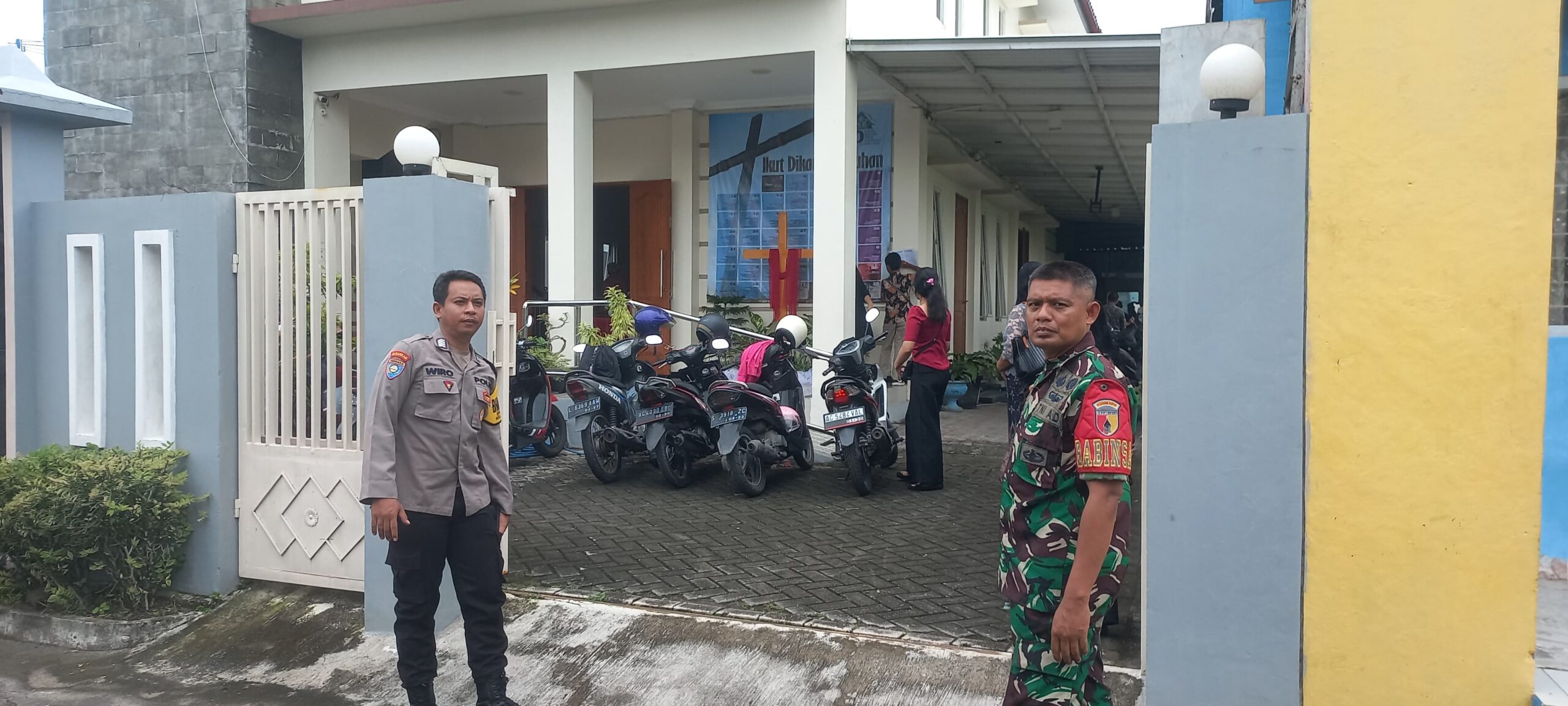 Sinergitas TNI – POLRI Berikan Pengamanan Ibadah Gereja dalam Rangka Memperingati Wafat Isa Al Masih