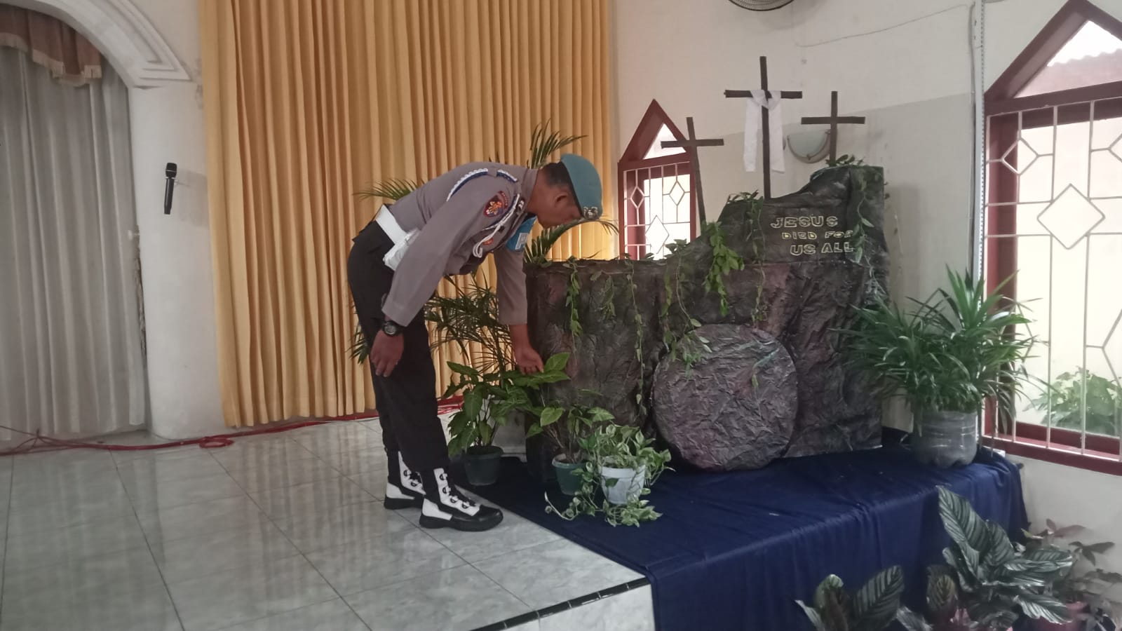 Polsek Nganjuk Kota Lakukan Sterilisasi dan Pengamanan Misa Paskah di Sejumlah Gereja