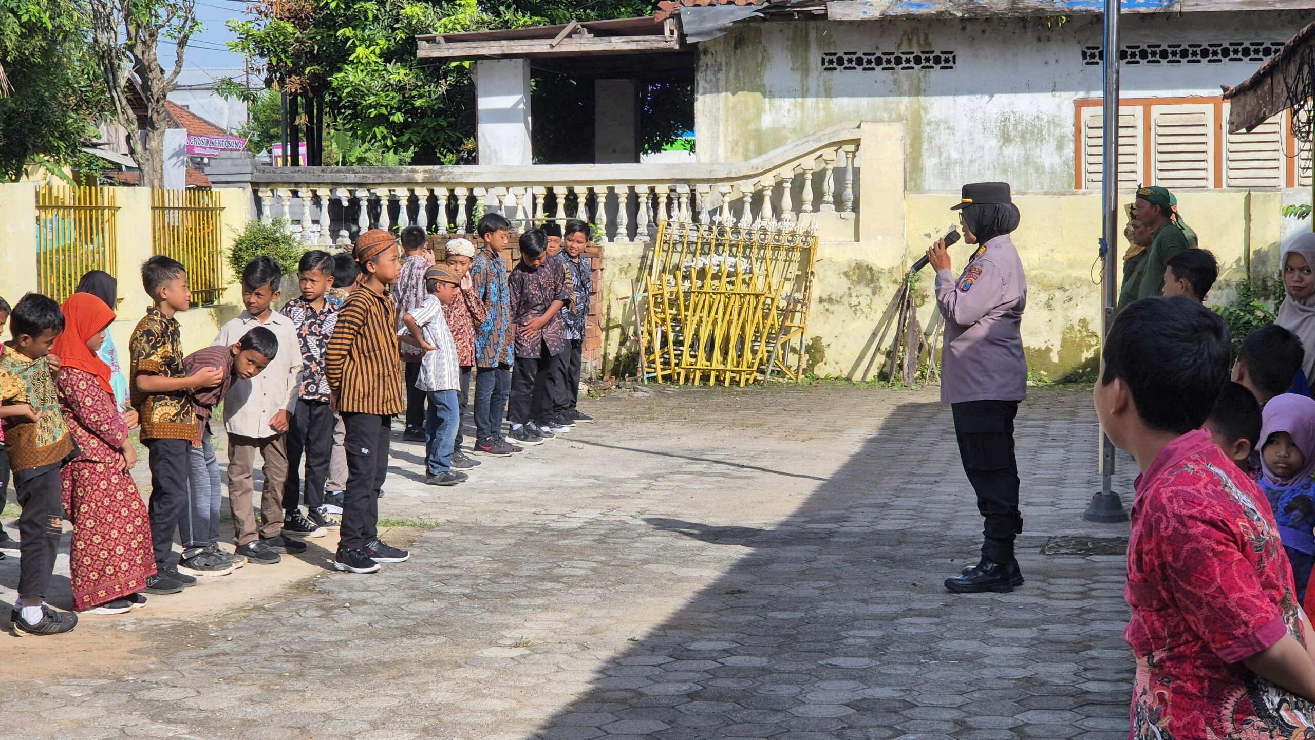 Tanamkan Kedisiplinan Sejak Dini, Kanit Binmas Polsek Kertosono Berikan Himbauan Kamtibmas di SDN 1 Lambang Kuning