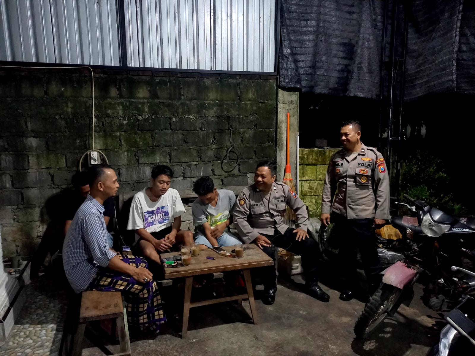 Patroli Dialogis, Anggota Polsek Jatikalen Sambangi Warga Masyarakat di Malam Hari, Sampaikan Pesan Kamtibmas