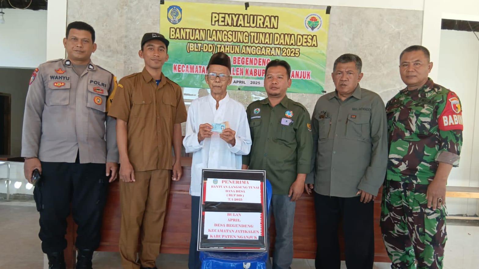 Hadiri Pembagian BLT DD, Bhabinkamtibmas Sampaikan Pesan-pesan Kamtibmas
