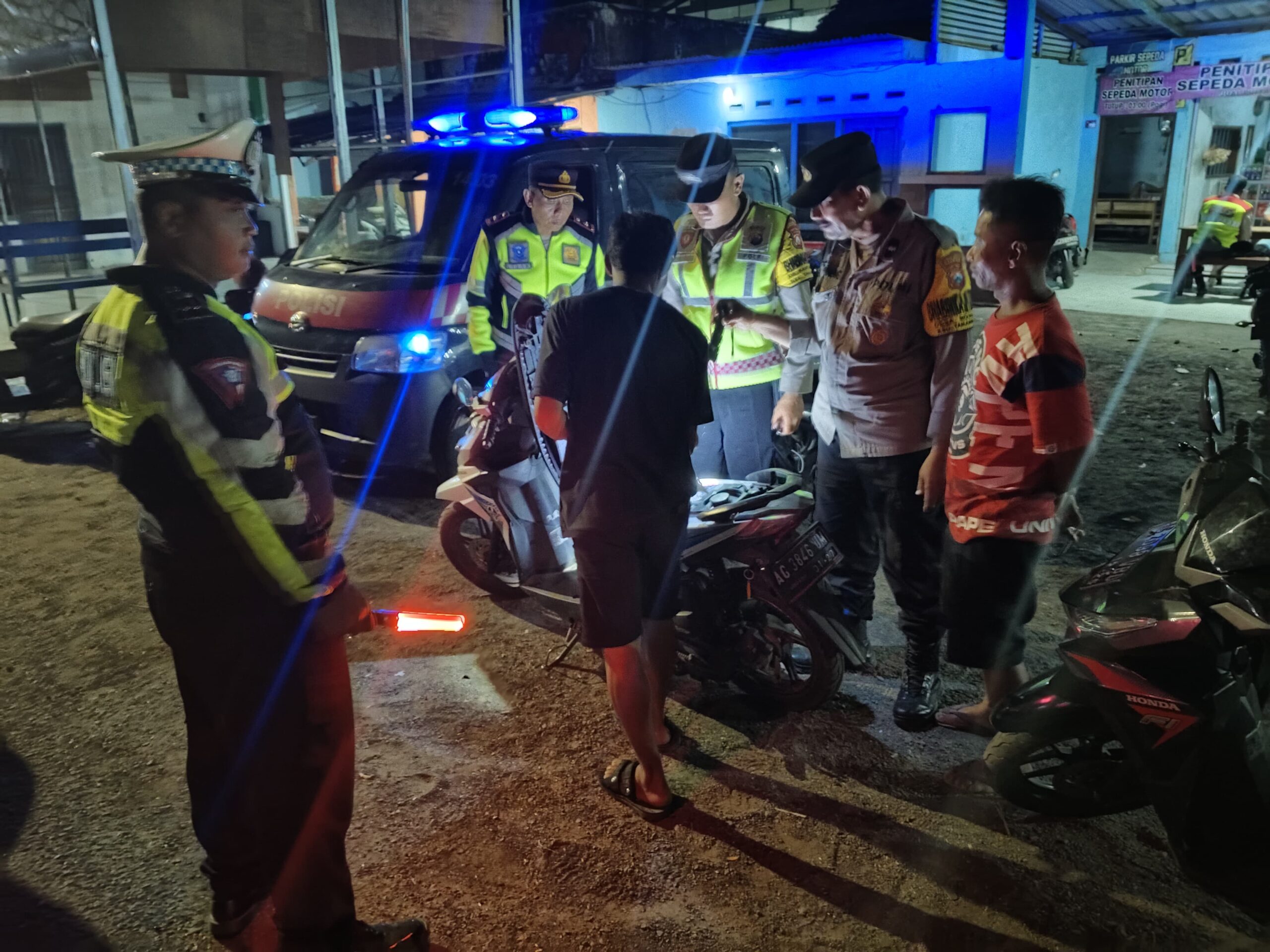 Cegah Gangguan Keamanan, Polsek Warujayeng Gelar Patroli Blue Light dan Razia SREG di Jalur Protokol