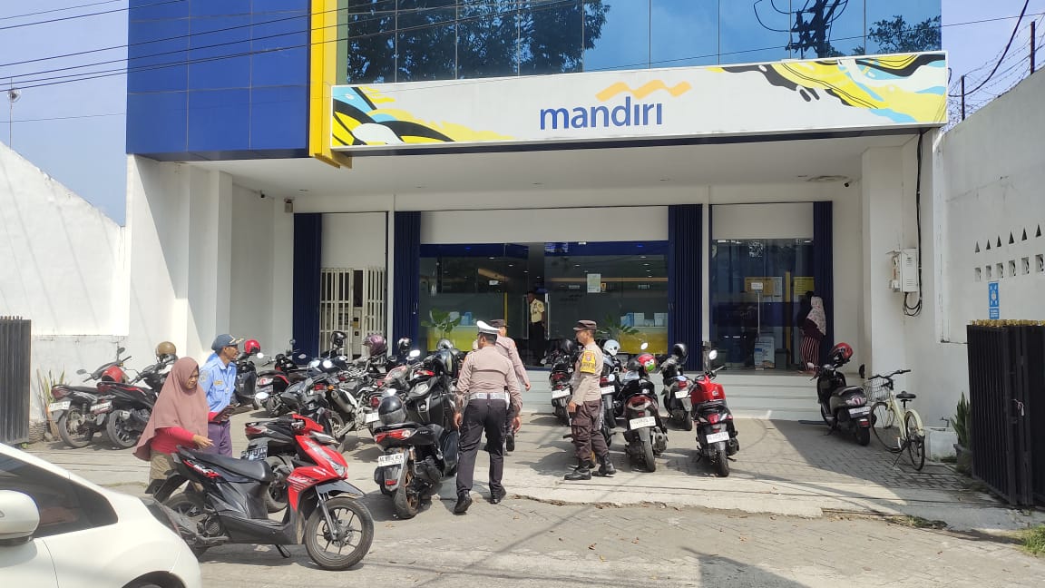 Polsek Kertosono Berikan Himbauan Kamtibmas saat Patroli Perbankan
