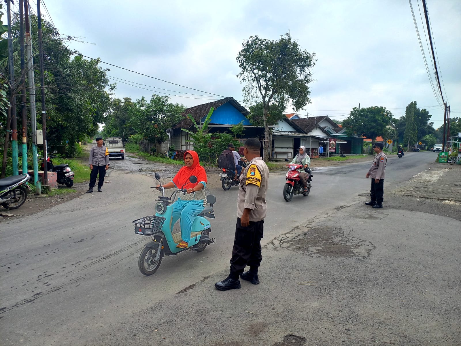 Pengaturan Pagi, Wujud Nyata Pelayanan Polri Kepada Masyarakat, Personil Polsek Jatikalen Rutin Laksanakan Pos Pagi