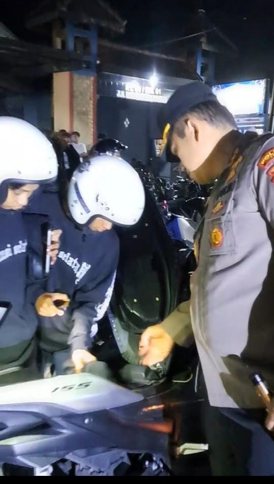 Kapolres Nganjuk Kawal Langsung Kepulangan Rombongan IKSPI di Perbatasan Wilangan