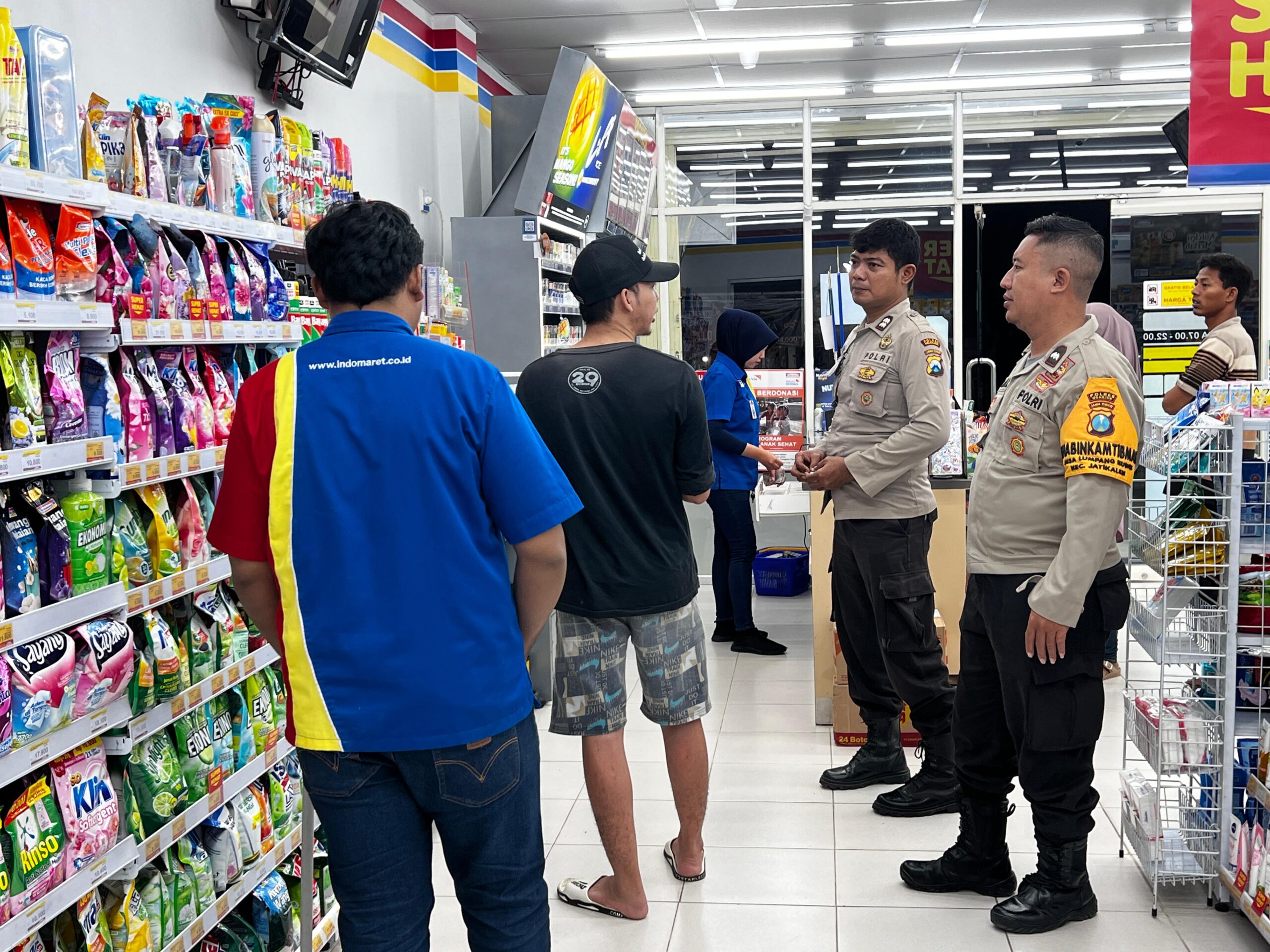 Polsek Jatikalen Patroli Ke Indomaret Jatikalen, Ingatkan Karyawan dan Pengunjung Waspada dengan kejahatan