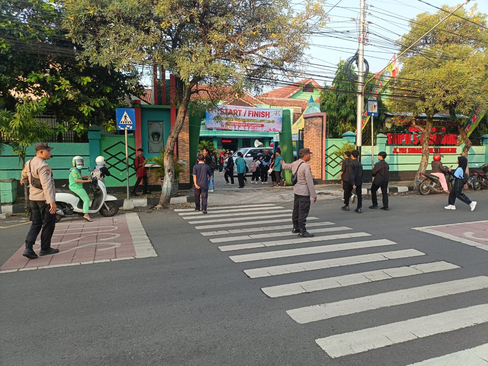 Polsek Nganjuk Kota Amankan Jalan Santai HUT Ke-42 SMP Negeri 5 Nganjuk