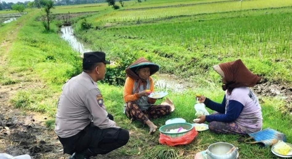 Bhabinkamtibmas Kampungbaru Sapa Warganya di Sawah, Ajak Dukung Ketahanan Pangan