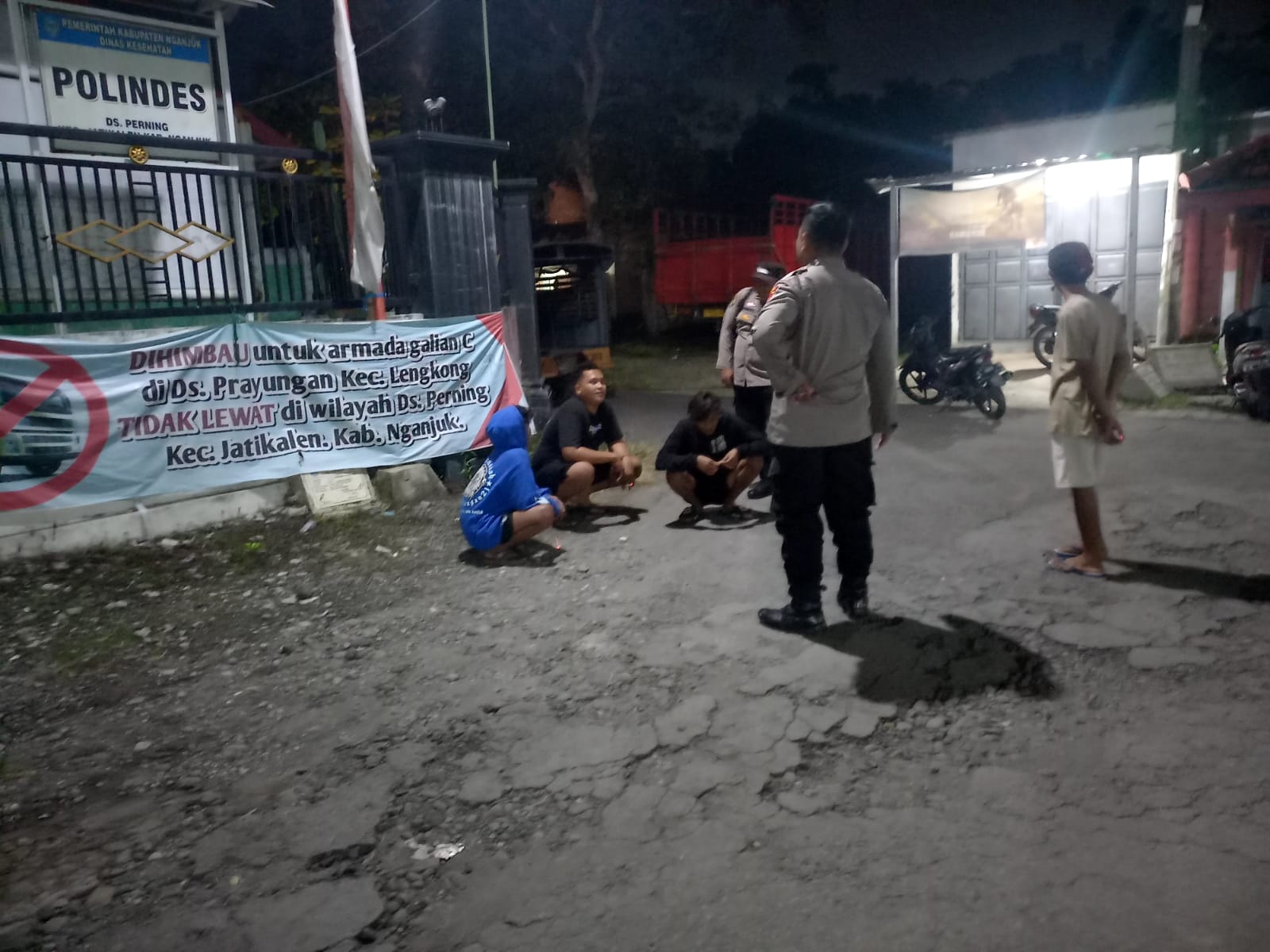 Brikan Rasa Aman, Polsek Jatikalen Gelar Patroli Dialogis dengan Pemuda Di Malam Hari
