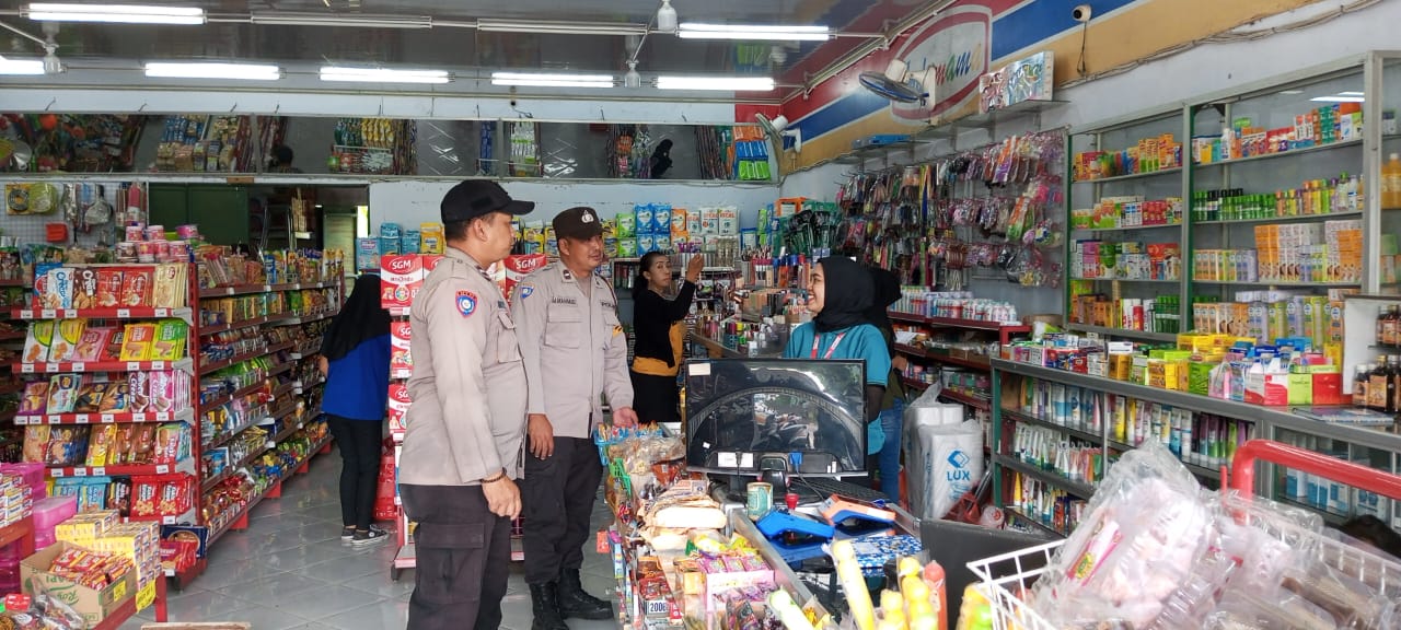 Patroli Minimarket Mama Personil Polsek Jatikalen Berikan Himbauan Dan Pesan Kamtibmas