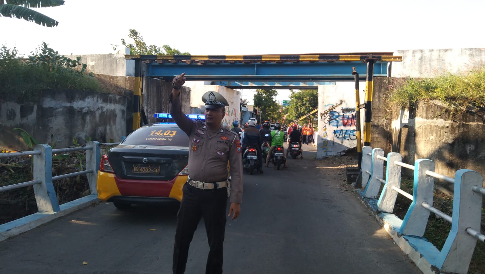 Besi Pengaman Terowongan Kereta Api Patah dan Ganggu Lalu Lintas, Polsek Nganjuk Kota Sigap Amankan Lokasi