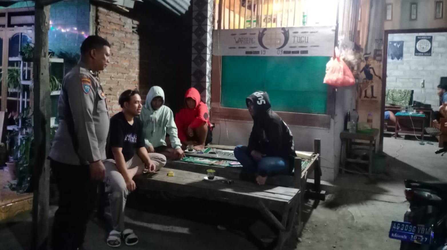 Bhabinkamtibmas Desa Begendeng Sambang Pemuda Untuk Sampaikan Pesan Kamtibmas