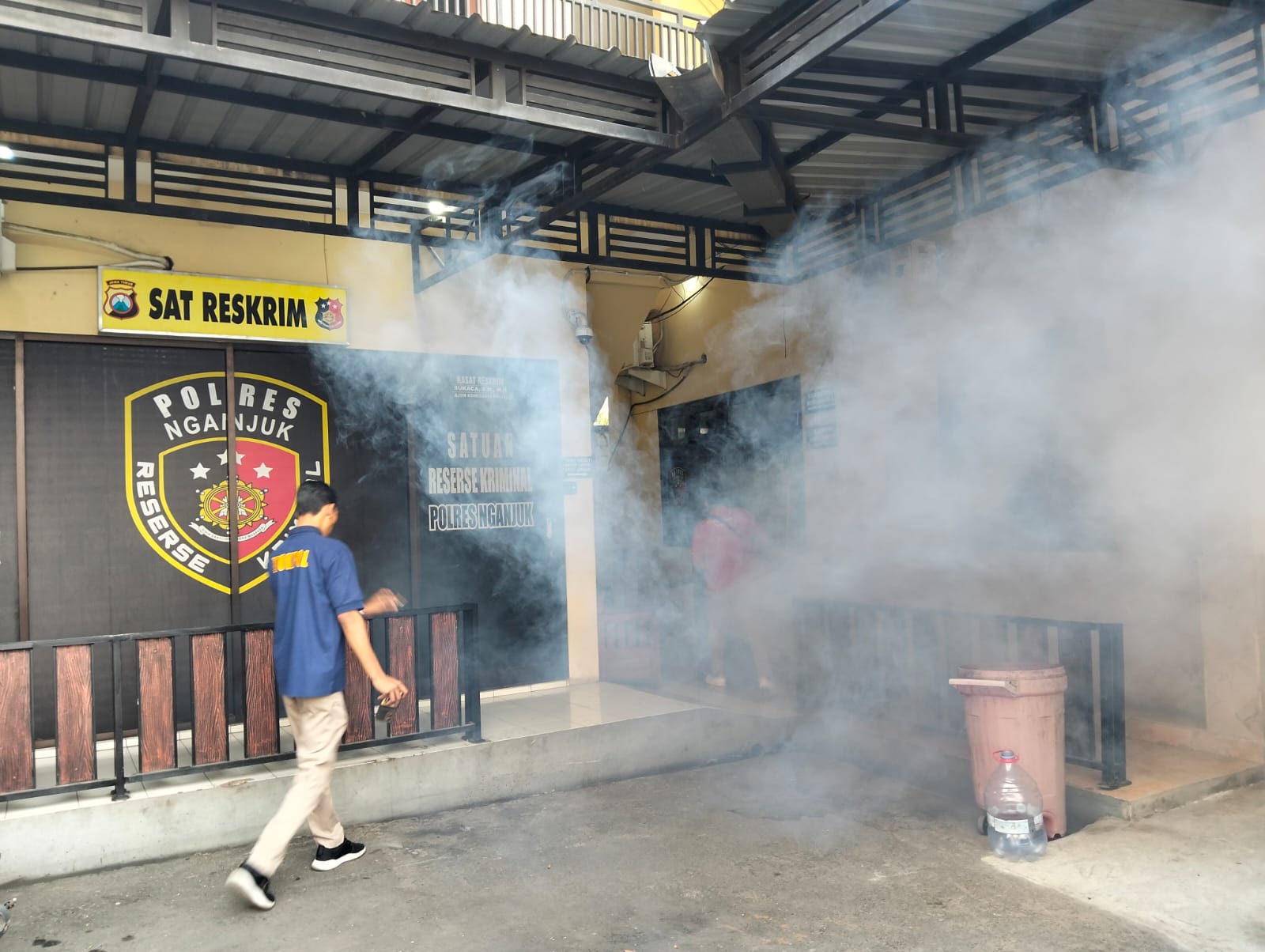 Polres Nganjuk Fogging Disinfektan dan DBD, Wujudkan Lingkungan Kerja yang Sehat