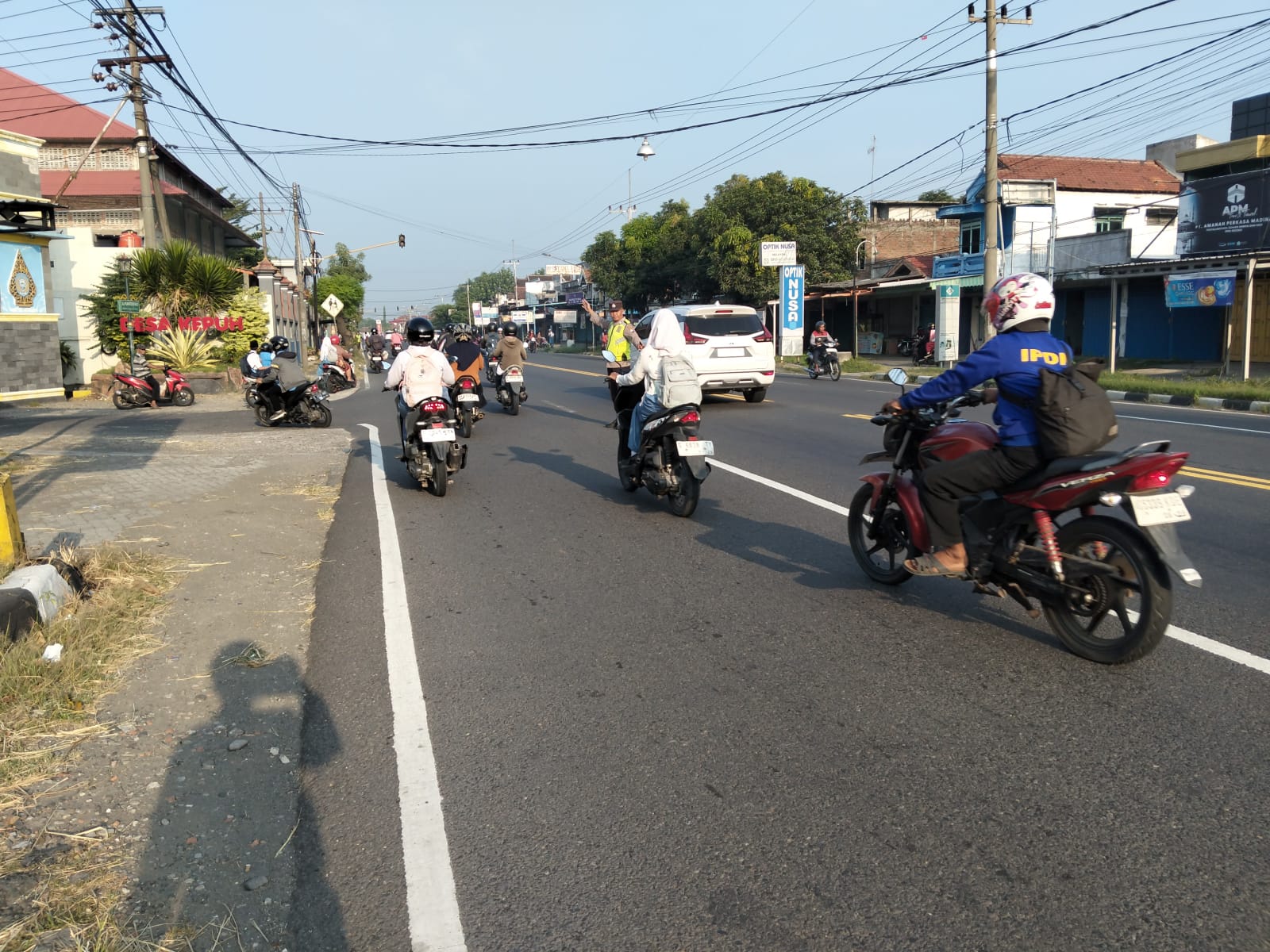 Giat Gaktur Pagi Polsek Kertosono Bantu Penyeberangan Masyarakat