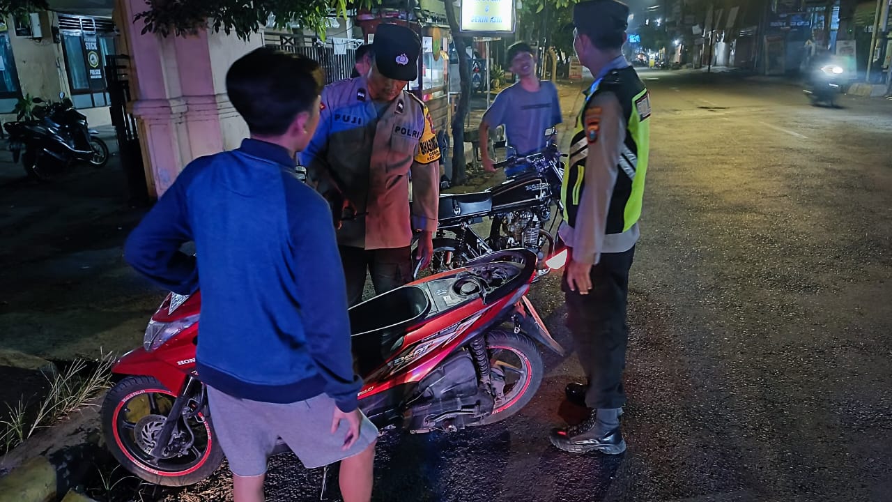 Polsek Warujayeng Gelar Patroli Malam, Himbau Pemuda Ikut Jaga Kamtibmas